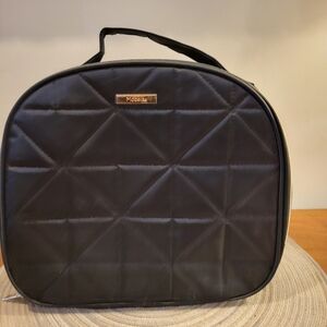 💄NWOT~ MODELLA Quilted Carry Case